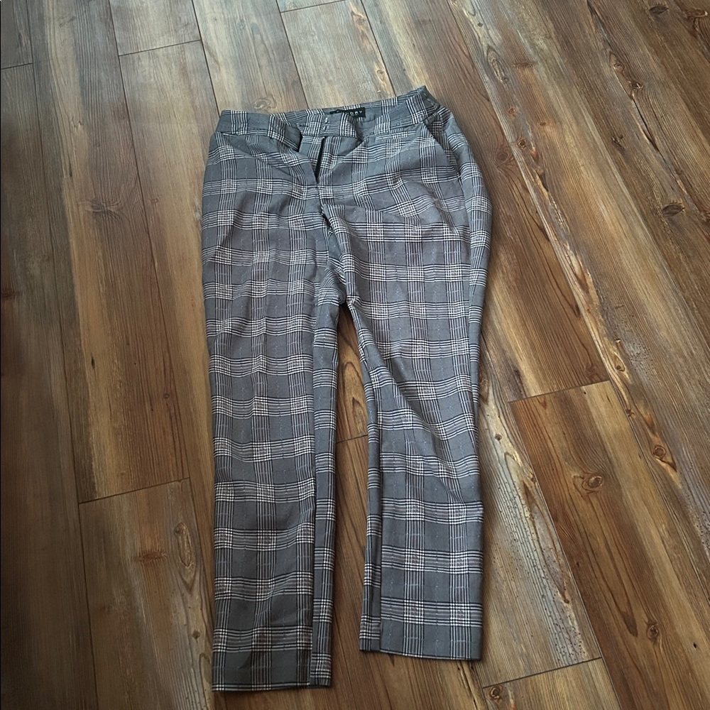 SO Women's Blouse with Ruffled Sleeves - Dusty Rose
With laundry size 2 pants.